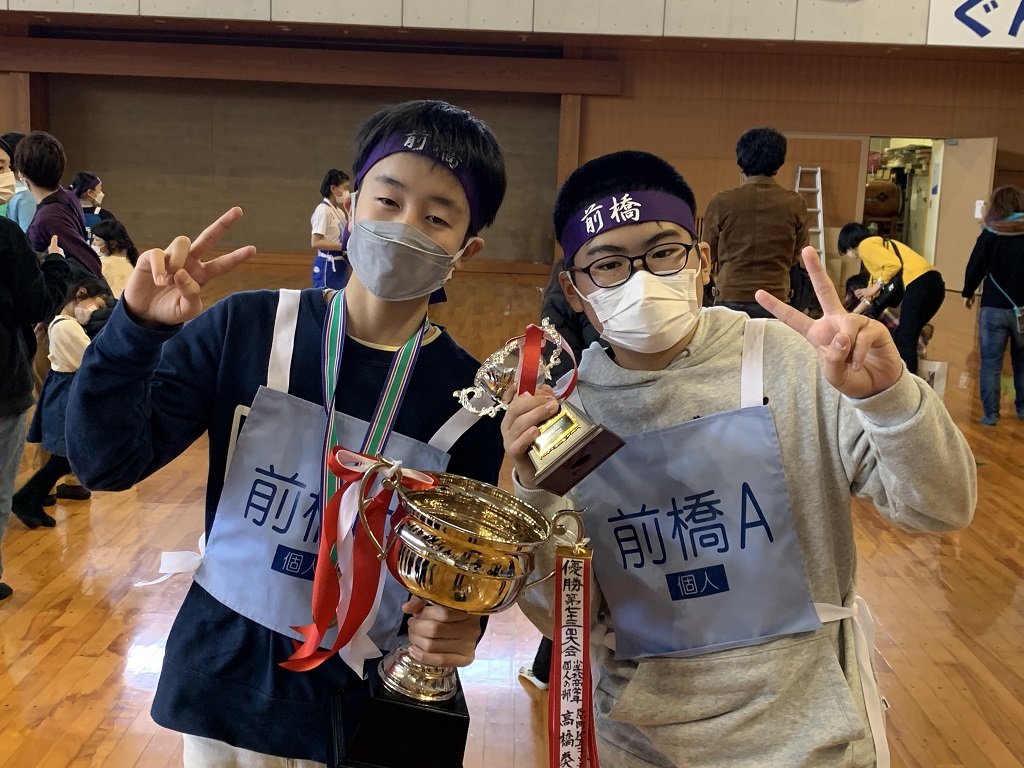 高学年個人優勝の箕輪さん(左)と第3位の五味さん(右)