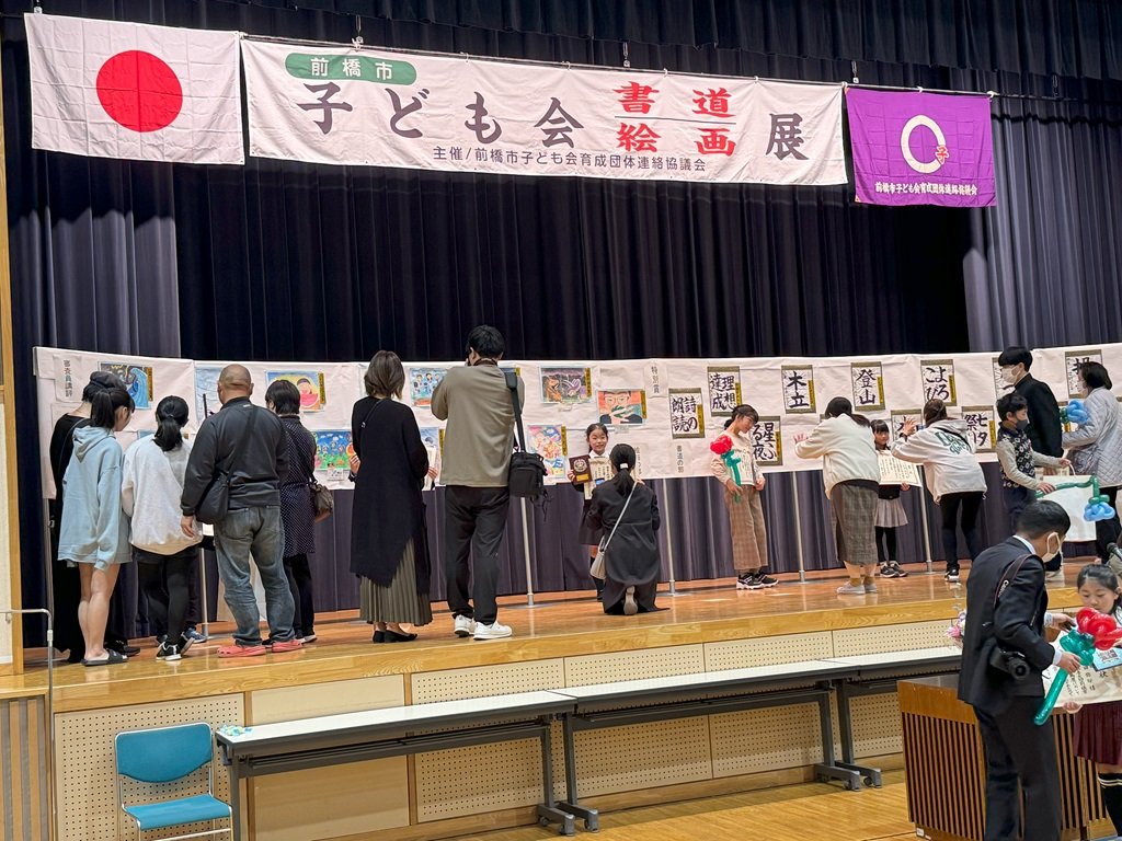 特別賞受賞作品を見学する人達